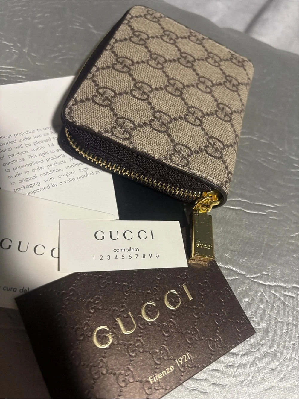 Gucci Brown Beige GG Supreme Zip Card Wallet with Gold Hardware (was a gift) - Picture 4 of 6